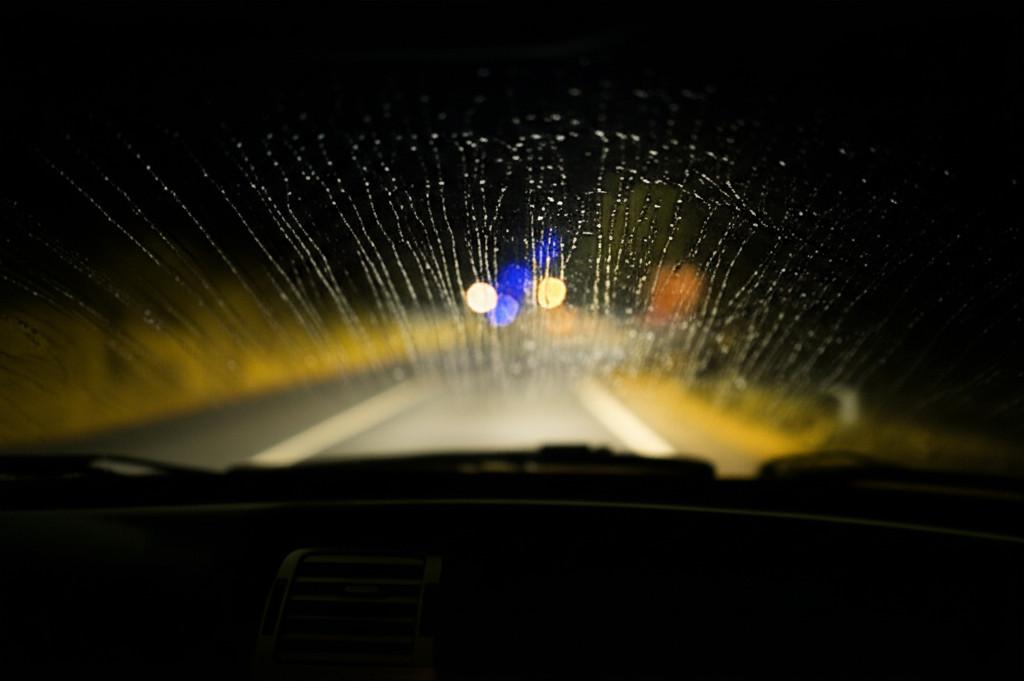 Kính lái dán phim quá tối gây ảnh hưởng nghiêm trọng đến tầm nhìn của tài xế vào ban đêm hoặc trong điều kiện thiếu sáng.