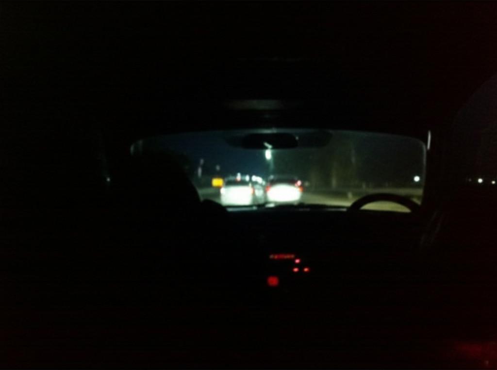 Tầm nhìn hạn chế của tài xế vào ban đêm do phim cách nhiệt quá tối gây nguy hiểm